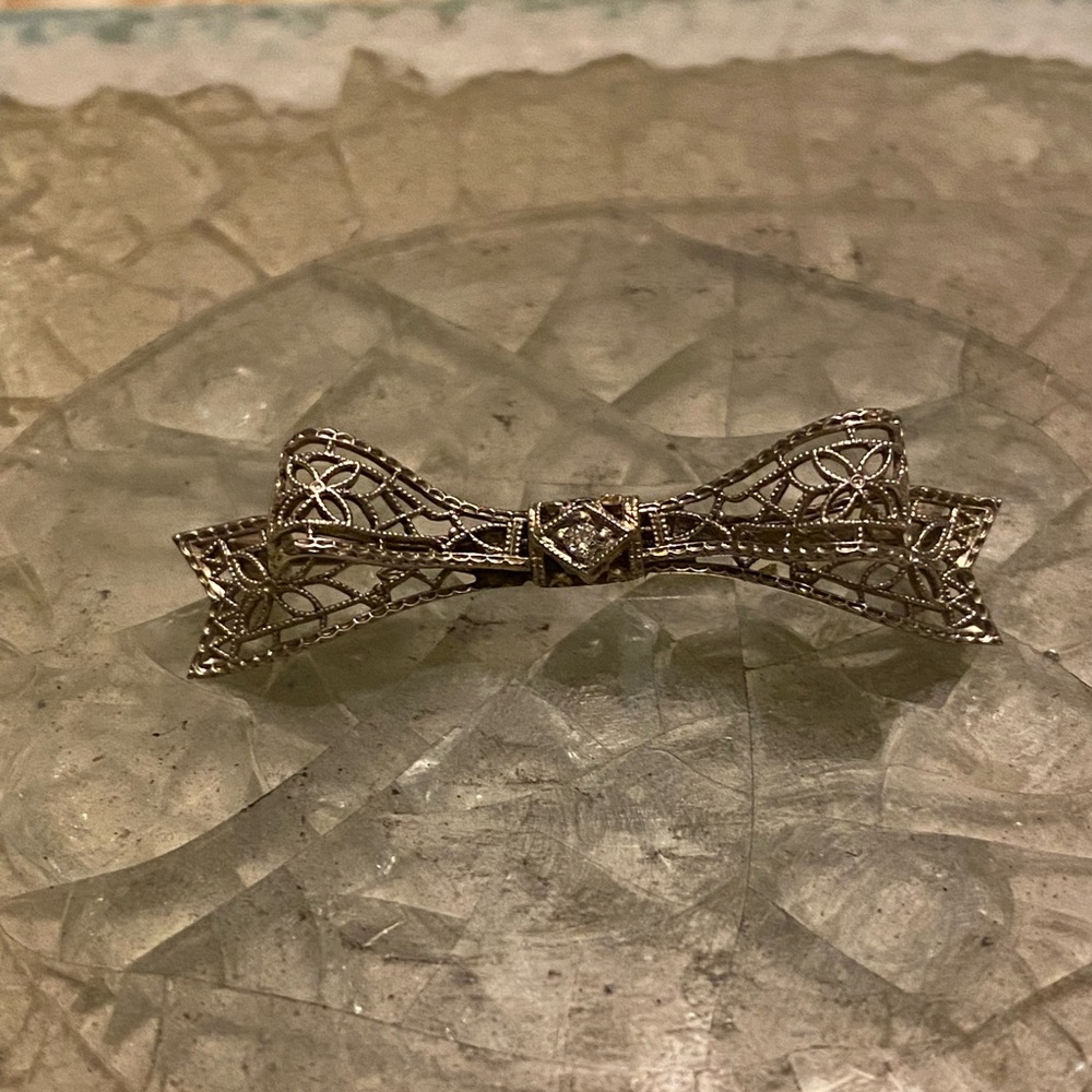 Antique Art Deco White Gold pin with diamond and filigree lattice work